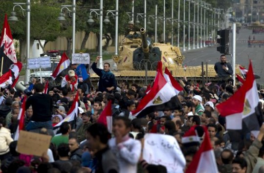 Egipcios festejan renuncia de Mubarak