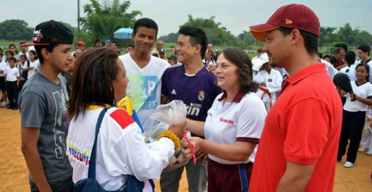 Gobierno regional entregó kits deportivos a 40 clubes del municipio Libertador