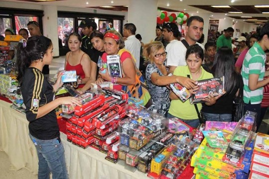 Gobierno bolivariano continúa  Feria Navidad 2013 en Villa Olímpica