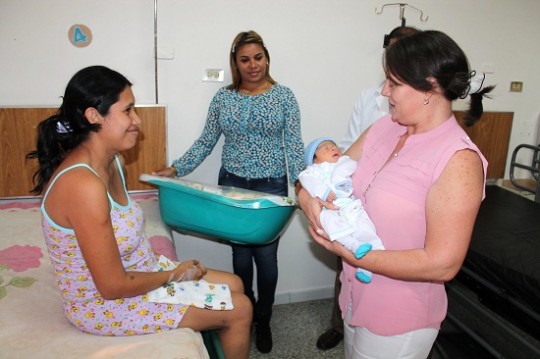 Elizabeth de Ameliach visitó a primeros carabobeños nacidos en 2014
