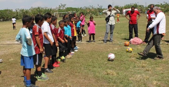 Beneficiados 100 niños y niñas con donación de balones de fútbol