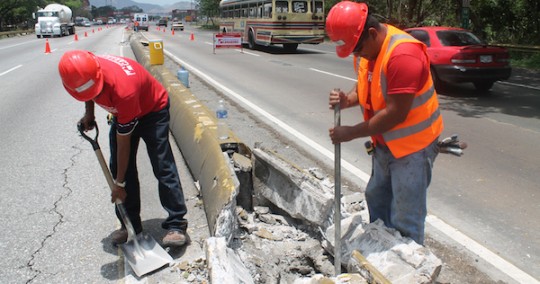 Gobernación inició excavación de bases para postes de alumbrado en la Valencia-Puerto Cabello