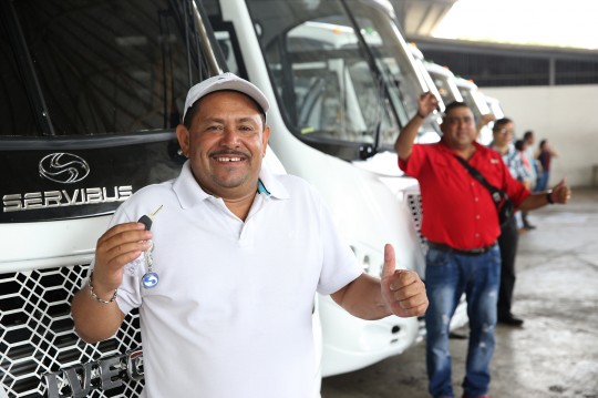 Gobierno de Carabobo entregó nuevas unidades a choferes víctimas de guarimbas 2014