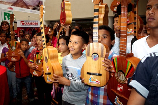 Gobierno de Carabobo entregó kits escolares a 100 niños de Bases de Misiones