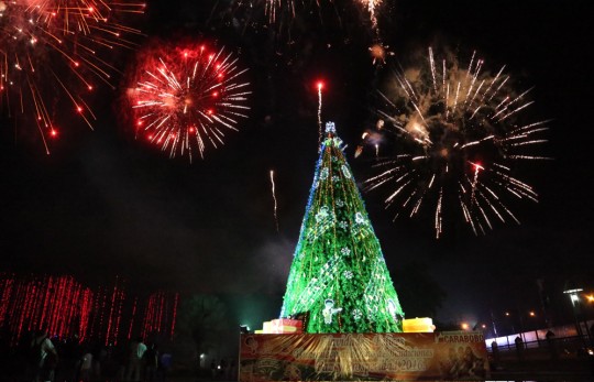 Carabobo dio bienvenida a la navidad con encendido del árbol en el Peñalver