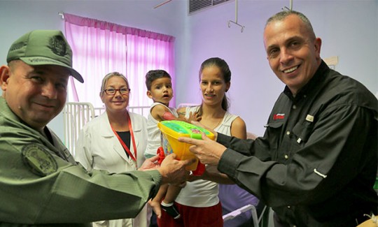 Efectivos de seguridad entregaron  juguetes a niños recluidos en pediatría de la Chet
