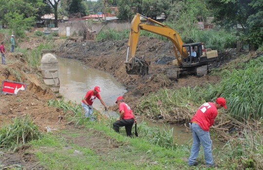 limpieza  en canal Bicentenario de Trapichito