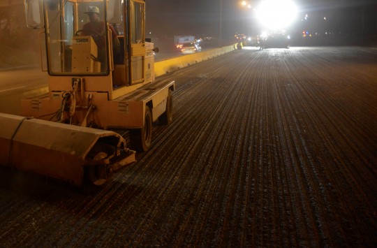 Realizamos labores de asfaltado en Autopista del Este y Variante 